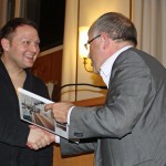 Stadtrat Wolfgang Röttgers (rechts) dankt Florian Meerheim für seinen Vortrag