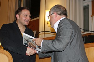 Stadtrat Wolfgang Röttgers (rechts) dankt Florian Meerheim für seinen Vortrag